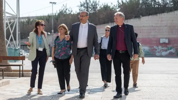  Der Leiter der evangelisch-lutherischen Dar-Al-Kalima-Schule in Bethlehem, Pfr. Anton Nassar, begrüßt den Präsidenten des Lutherischen Weltbundes