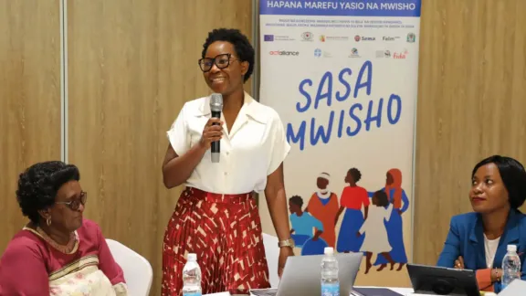 Sikhonzile Ndlovu, leitende Referentin des LWB für Gendergerechtigkeit, spricht bei einer Veranstaltung zur Vorstellung eines neuen Leitfadens für interreligiöse Führungspersonen