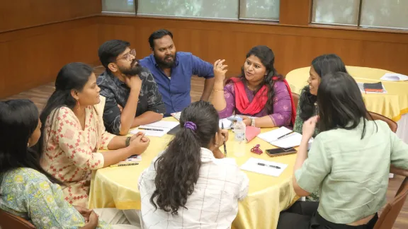 Adeline Rajkumar von der Tamilischen Evangelisch-Lutherischen Kirche im Gespräch mit anderen Delegierten der kürzlich zu Ende gegangenen Kirchenleitungskonferenz in Asien. Foto: LWB/Johanan Celine Valeriano