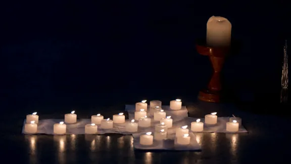 Kerzen in Form eines Kreuzes auf der COP-Konferenz in Belém, Brasilien. Foto: LWB/Albin Hillert