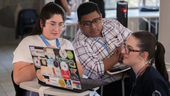 Rocio Choque (links) von der Vereinigten Evangelisch-Lutherischen Kirche in Argentinien im Gespräch mit Rodolfo Catunta Uturunco (Mitte) von der Bolivianischen Evangelisch-Lutherischen Kirche und Isabella Reimann Gnas (rechts), der LWB-Vizepräsidentin für die Region Lateinamerika und die Karibik. Foto: LWB/Albin Hillert