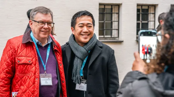 Von links nach rechts: Prof. Dr. Dirk Lange, LWF Assistant General Secretary, Rev. Joefrerick Bin Ating, Basel Christian Church of Malaysia. Foto: DNK/LWB, N. H. Klotz