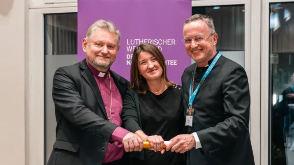 Von links nach rechts: Bischof Jerzy Samiec, Bischof der Evangelisch-Augsburgischen Kirche (Polen), Anna Wrzesińska, Büroleiterin der Bischofskanzlei der Evangelisch-Augsburgischen Kirche Polens, Landesbischof Christian Kopp, Landesbischof der ELKB, Foto: DNK/LWB, N. H. Klotz