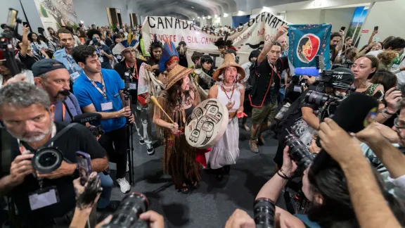 Angehörige indigener Bevölkerungsgruppen singen auf ihrem Marsch durch den Veranstaltungsort der Konferenz „Lieder des Widerstands“ Foto: LWB/A. Hillert 