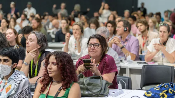 LWB-Programmreferentin für Klimagerechtigkeit, Elena Cedillo, nimmt an einer Plenarsitzung auf der COP30 in Belém teil. Foto: LWB/A. Hillert 
