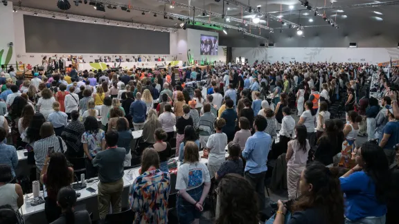 Schweigeminute während einer Plenarsitzung auf dem UN-Klimagipfel in Brasilien für die vielen tausend Menschen, die in Gaza ihr Leben verloren haben. Foto: LWB/A. Hillert 