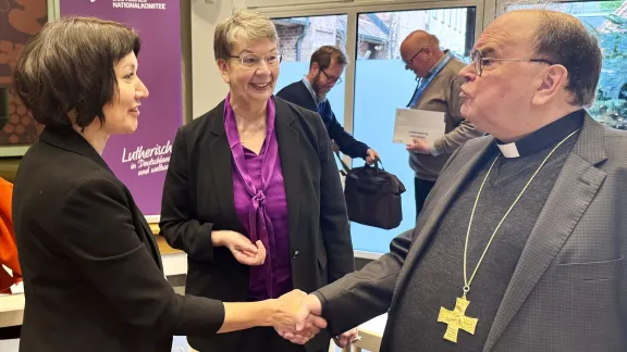 Von links nach rechts: Pfarrerin Dr. Anne Burghardt, Generalsekretärin des LWB, Landesbischöfin Kristina Kühnbaum-Schmidt, Vorsitzende des DNK/LWB, Bischof Dr. Bertram Meier, Bischof der Diözese Augsburg. Foto: DNK/LWB, N. H. Klotz