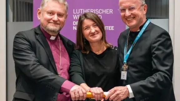 Der Staffelstab wird übergeben: (v. li. n. re.) Bischof Jerzy Samiec von der Evangelisch-Augsburgischen Kirche in Polen, Anna Wrzesinska, die Vorsitzende des Lokalen Planungsausschusses für die Vollversammlung in Krakau, und Landesbischof Christian Kopp von der Evangelisch-Lutherischen Kirche in Bayern. Foto: DNK/LWB, N. H. Klotz