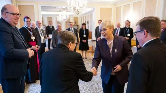 Sloweniens Präsidentin Nataša Pirc Musar begrüßt eine der Co-Vorsitzenden der Kommission, Bischöfin Patricia Lull.
