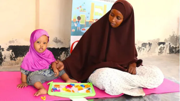 Mushtaq Bashir Jamac mit ihrer Mutter in der EARC-Einrichtung des LWB in Kismayo, Somalia. Foto: LWS – Länderprogramm Kenia-Somalia