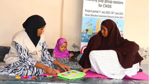 Mushtaq Bashir Jamac mit ihrer Therapeutin und ihrer Mutter in der EARC-Einrichtung des LWB in Kismayo, Somalia. Foto: LWS – Länderprogramm Kenia-Somalia