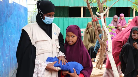Mariam Mohamed (14) erhält an der Cadceed School in Kismayo, Bundesstaat Jubaland, Somalia, ihre neue Schuluniform. Foto: LWS – Länderprogramm Kenia-Somalia 