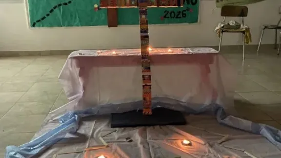 „Denn wir wandeln im Glauben und nicht im Schauen“: Text hinter dem Kreuz an der Wand des Bezirksjugendzentrums in Crespo, Argentinien. Foto: Jóventud Entrerriana 