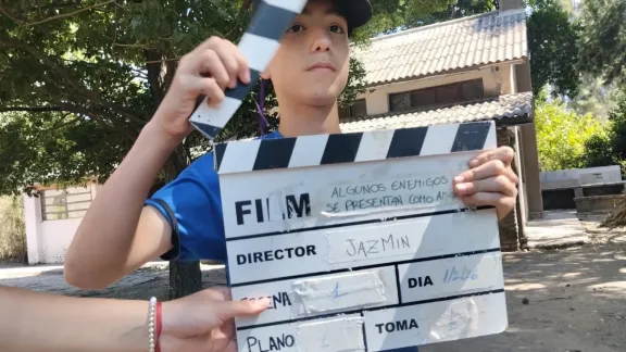 Filmworkshop im Sommerlager in der Metropolregion Buenos Aires, Argentinien: praktische Methoden zur künstlerischen Auseinandersetzung mit verschiedenen Themen. Foto: Jóvenes Metro