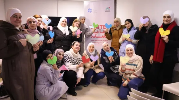 Teilnehmende berichten bei einer vom LWB und seinen Partnern im Rahmen der 16 Aktionstage gegen Gewalt an Frauen in Syrien organisierten Veranstaltung von ihren persönlichen Erfahrungen. Foto: Mobaderoon