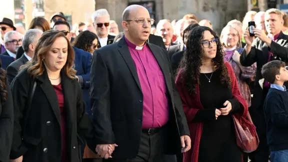 Bischof Imad Haddad, hier zusammen mit seiner Familie, Freundinnen und Freunden und weiteren Mitgliedern der lutherischen Kirchengemeinschaft, am 11. Januar 2026, als er in der Jerusalemer Erlöserkirche in sein neues Amt eingeführt wurde. Foto: ELKJHL/Studio Sami
