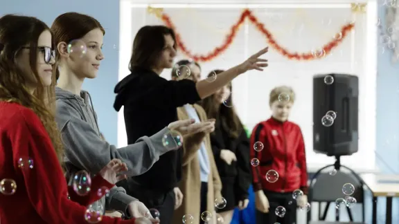 Kinder feiern den Nikolaustag bei einer vom LWB Ukraine organisierten Veranstaltung in einem Gemeinschaftszentrum. Foto: LWB/Ukraine