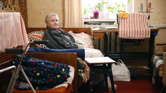 Frau Lina, eine ältere Hilfeempfängerin, in ihrem Schlafzimmer. Sie erhält humanitäre Unterstützung durch die LWB Ukraine. Foto: LWB Ukraine
