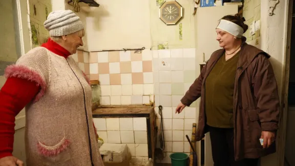 Die Hilfeempfängerinnen Natalya und Varvara in ihrer Küche mit Brennstoffbriketts, die als sichere Wärmequelle während der kalten Jahreszeit zur Verfügung gestellt wurden. Foto: LWB Ukraine