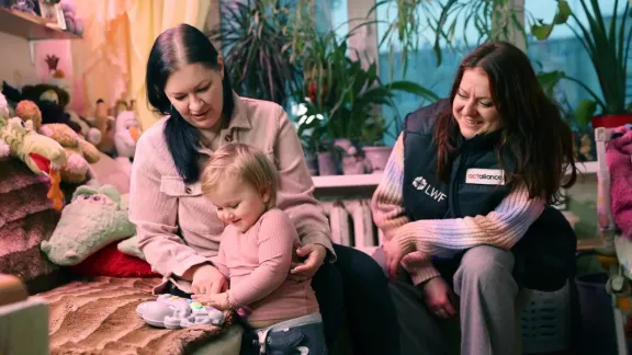 Daria, eine Binnenvertriebene, verbringt Zeit mit ihrer Tochter Oleksandra in der geschützten Umgebung eines Gemeinschaftszentrums, das vom LWB Ukraine unterstützt wird. Foto: LWB Ukraine