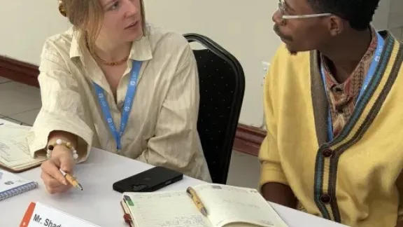 Alberte Vind, Evangelisch-Lutherische Volkskirche in Dänemark, (li.) und Shadrack Onyango, Kenianische Evangelisch-Lutherische Kirche, (re.) während einer der Sitzungen. Foto: LWB/S. Sullivan