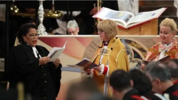 Bischöfin Paulina Hlawiczka-Trotman von der Lutherischen Kirche in Großbritannien (rechts) und Pfarrerin Dr. Tessa Henry-Robinson, Vorsitzende der Freikirchen, zusammen mit Erzbischöfin Sarah Mullally bei der Unterzeichnung eines ökumenisches Pakts im Rahmen des Gottesdienstes zur offiziellen Amtseinführung. Foto: Neil Turner/Lambeth Palace