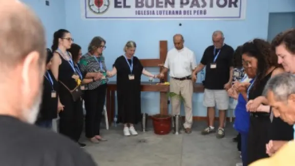 Andacht zum Abschluss des Besuchs in der Gemeinde El Buen Pastor. Pfarrerin Sonia Skupch, LWB-Regionalreferentin für die Regionen Lateinamerika und die Karibik und Nordamerika, betete für die Menschen und Kirchen in Peru und die Kirchen in der gesamten Region. Foto: LWB/E. Albrecht