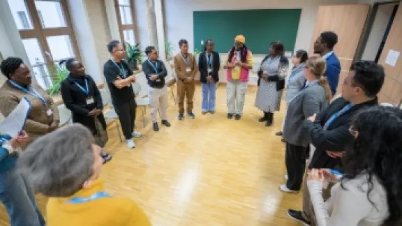 Pfarrerin Lesego Martha Temane von der Evangelisch-Lutherischen Kirche im Südlichen Afrika erzählt in einer Kennenlernrunde in Wittenberg von sich. Foto: LWB/Albin Hillert