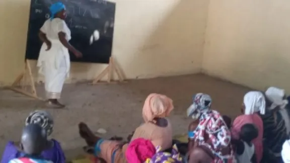 Teilnehmende eines Alphabetisierungskurses für Erwachsene in Diocoule, Region Fatick. Foto: LKS/Edward Ndong