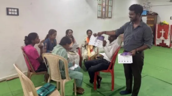 ELKJ-Jugendreferent Sourav Sampan Goudo verteilt Material für Gesprächsrunden beim während des Workshops. Foto: ELKJ