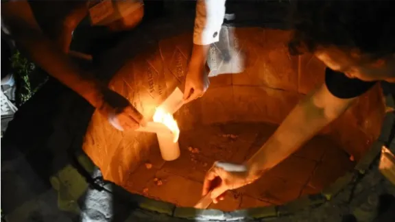 In einer Andacht unter Leitung des LAK-Jugendnetzwerks waren alle Anwesenden eingeladen, eigene Sorgen auf ein Stück Papier zu schreiben, das dann verbrannt wurde. Foto: LWB/E. Albrecht