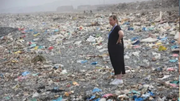 Pfarrerin Sonia Skupch, LWB-Regionalreferentin für die Regionen Lateinamerika und die Karibik und Nordamerika, betrachtet einen Strand in Lima, der von Müll überzogen ist. Foto: LWB/E. Albrecht