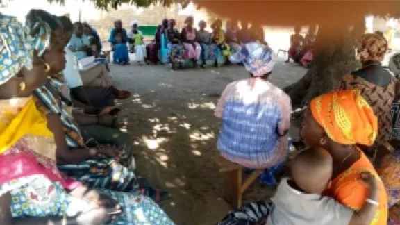 Sensibilisierung der Bevölkerung in Ngohé Pofine über die Bedeutung von frühkindlicher Bildung und Alphabetisierung von Erwachsenen. Foto: LKS/Edward Ndong