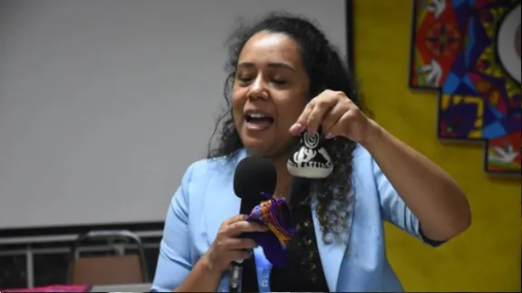 Wendy Leyva Ponce, die Schatzmeisterin der Lutherischen Kirche Perus, überreichte allen Teilnehmenden ein Geschenk: Ein Werkstück traditioneller peruanischer Töpferkunst. Foto: LWB/E. Albrecht