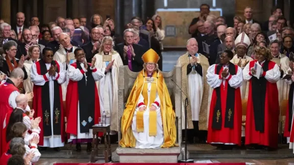 Die Gemeinde applaudiert der neuen Erzbischöfin von Canterbury, Erzbischöfin Sarah Mullally, im Gottesdienst zu ihrer offiziellen Amtseinführung. Foto: Neil Turner/Lambeth Palace