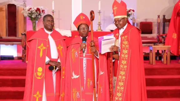 Die neue Bischöfin der Kenianischen Evangelisch-Lutherischen Kirche Catherine Ngina Musau (Mitte) und der stellvertretende Bischof Dominic Onsongo Nyambisa (links) mit Bischof Dr. Msafiri Mbilu von der Evangelisch-Lutherischen Kirche in Tansania (rechts). Foto: LWB/Erick Kinyanguli