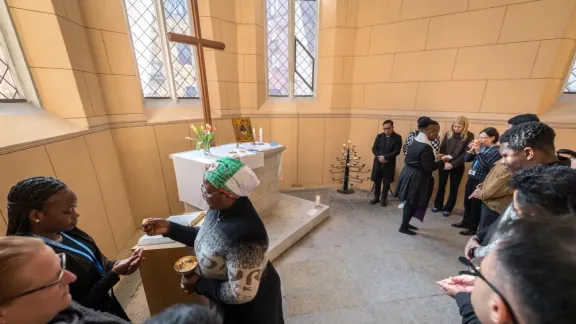 Pfarrerin Lesego Martha Temane von der Evangelisch-Lutherischen Kirche im Südlichen Afrika, ELKSA (rechts) und Pfarrerin Delphine Fongeh Nsufor von der Evangelisch-Lutherischen Kirche Kameruns (links) teilen in einem Gottesdienst in der Fronleichnamskapelle an der Stadtkirche St. Marien in Wittenberg das Abendmahl aus. Foto: LWB/Albin Hillert