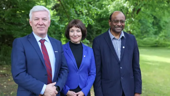 Von links nach rechts: Generalsekretär Rudelmar Bueno de Faria (ACT Alliance), Generalsekretärin Pfarrerin Dr. Anne Burghardt (LWB) und Generalsekretär Pastor Prof. Dr. Jerry Pillay (ÖRK) bei der Konsultation von Führungskräften zur ökumenischen Zusammenarbeit in Bossey, Schweiz. Foto: Gregoire de Fombelle/ÖRK