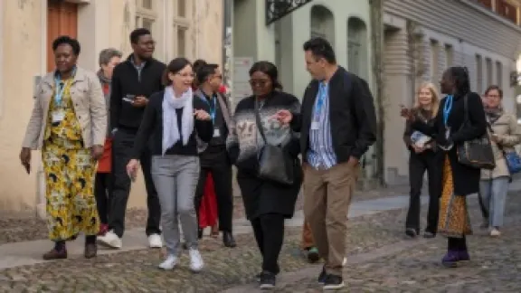Teilnehmende aus aller Welt bei einem Spaziergang durch die Innenstadt von Wittenberg. Foto: LWB/Albin Hillert