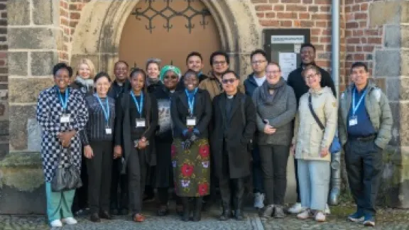 Abschlussfoto der Teilnehmenden des Seminars zur Ausbildung von Führungskompetenzen nach einem Abendmahlsgottesdienst vor der Fronleichnamskapelle an der Stadtkirche St. Marien in Wittenberg. Foto: LWB/Albin Hillert