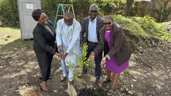 Vor der Amtseinführung fand eine feierliche Baumpflanzung statt. Hier: Die designierte Bischöfin Catherine Ngina Musau und die Vertreter des LWB-Büros der Kirchengemeinschaft, Pfr. Dr. Samuel Dawai und Isaiah Toroitich, mit Bischöfin Naledzani Josephine Sikhwari aus Südafrika. Foto: Khader El-Yateem