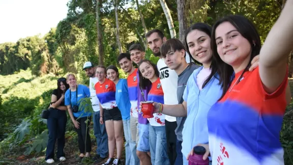 Junge lutherische Klimaaktivistinnen und -aktivisten pflanzen im Norden Argentiniens Bäume am Ufer des Uruguay-Flusses. Foto: LWB/E. Albrecht