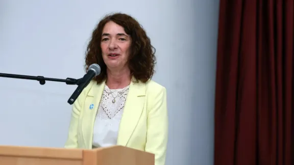 Sieglinde Weinbrenner, LWB-Vertreterin für das Jerusalem-Programm, spricht bei der Abschlussfeier am Berufsbildungszentrums Beit Hanina, Ostjerusalem. Foto: LWB Jerusalem