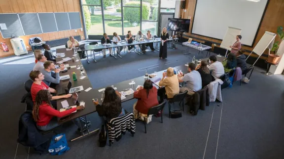 Die Programmverantwortliche des LWB für Veränderung ermöglichendes Leitungswirken, Pfarrerin Katariina Kiilunen, und die Programmverantwortliche des LWB für Diakonie und Entwicklung, Rebekka Meissner, moderieren eine Veranstaltung im Château de Bossey. Foto: LWB/Albin Hillert