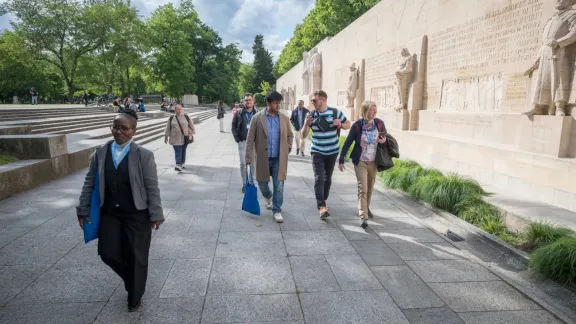 Nicht-ordinierte Führungspersonen aus verschiedenen Mitgliedskirchen des Lutherischen Weltbundes besichtigen die Genfer Innenstadt und das Reformationsdenkmal. Foto: LWB/Albin Hillert