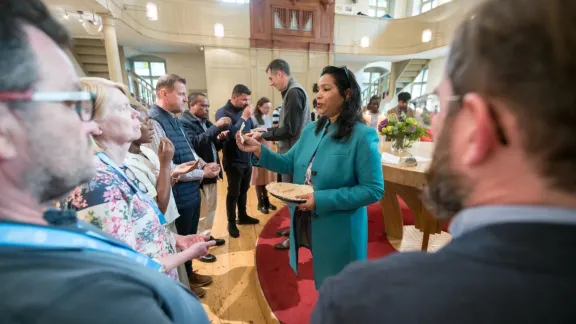 13. Mai 2026, Genf, Schweiz: Pfarrerin Dr. Anupama Hial und der örtliche Gemeindepastor Pfr. Andy Willis verteilen im Rahmen eines Abendmahlsgottesdienstes in der Evangelisch-Lutherische Kirche Genf Brot und Wein. Foto: LWB/Albin Hillert