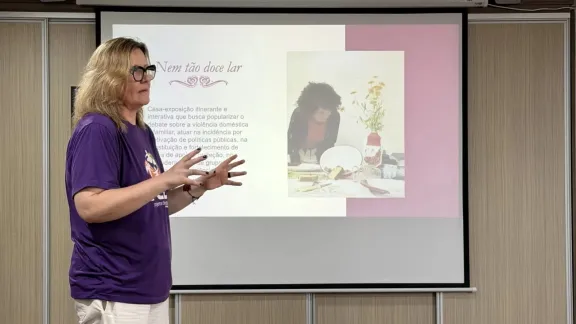 Cibele Kuss, Exekutivdirektorin der Lutherischen Diakoniestiftung (FLD), stellt die Arbeit der EKLBB-Organisation vor. Foto: LWB
