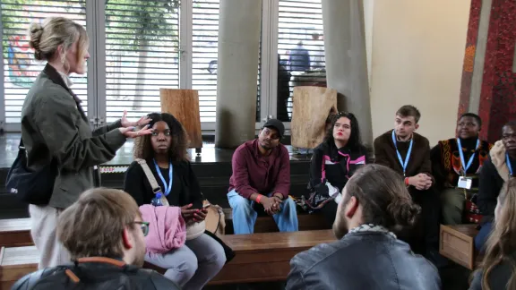 LWB-Jugendreferentin Savanna Sullivan im Gespräch mit jungen Friedensbotschafterinnen und -botschaftern während eines Besuchs des Constitution Hill, einem vom Apartheidregime gebauten ehemaligen Gefängniskomplex. Foto: LWB/ LUCSA - Concelia Boshielo