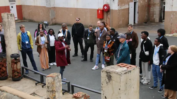 Beim Besuch des Constitution Hill informieren sich die Teilnehmenden über den Kampf gegen die Apartheid in Südafrika. Auf dem Constitution Hill befand sich früher ein Gefängniskomplex für Gegnerinnen und Gegner des politischen Systems, darunter Nelson und Winnie Mandela. Foto: LWB/ LUCSA - Concelia Boshielo