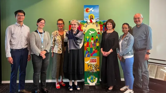 Mitglieder des Redaktionsteams der LWB-Studiengruppe „Kreuzestheologien für das 21. Jahrhundert“ mit Generalsekretärin Pfarrerin Dr. Anne Burghardt und weiteren Mitarbeitenden im Büro der Kirchengemeinschaft in Genf. Foto: LWB/A. Danielsson